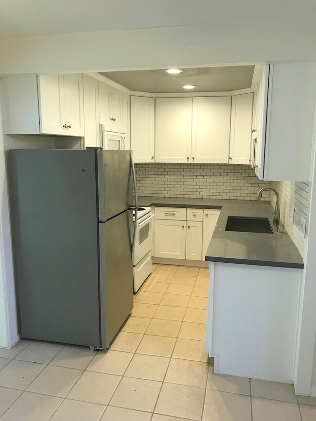 Building Photo - M/I SPECIAL - Remodeled Townhome in Point ...