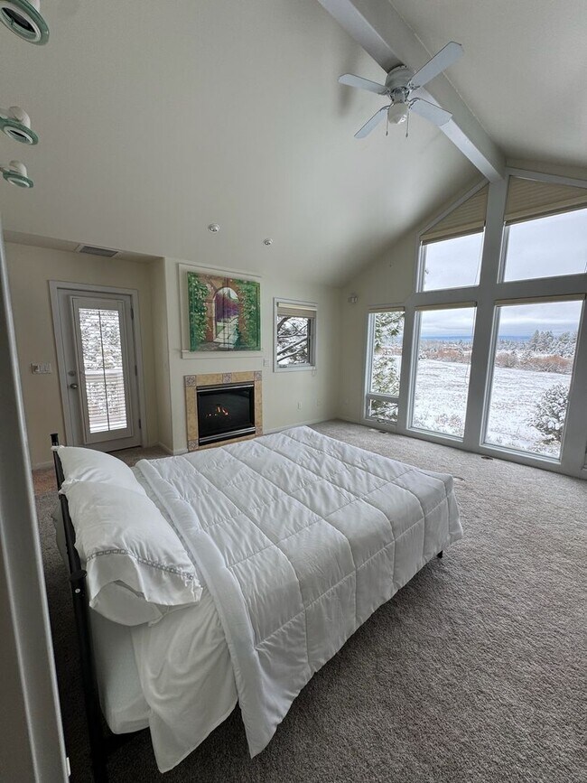 Building Photo - HUGE Dream Home bordering Indian Meadows P...