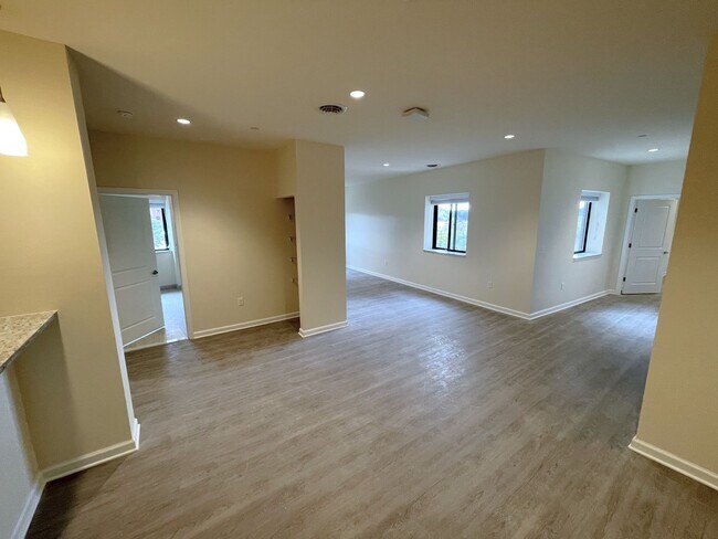 Building Photo - Luxurious 1-Bedroom Apartments in Downtown Schenectady!