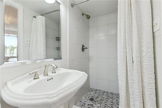 Building Photo - 3915 St Charles Ave