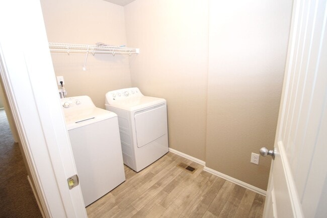 Building Photo - Brand New Townhome