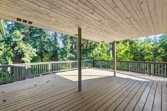 Building Photo - 2640 SW Vista Dr