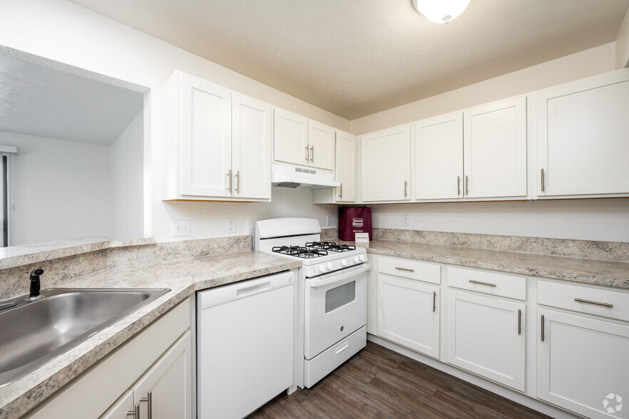 2BR, 1BA - 910SF - Kitchen - South Bridge Apartments