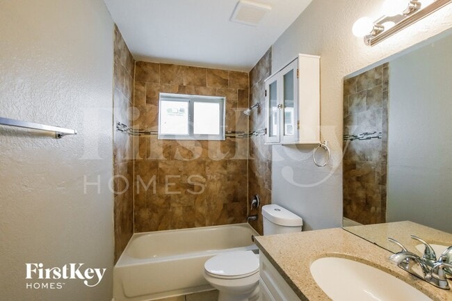 Building Photo - 421 SW 29th Ave