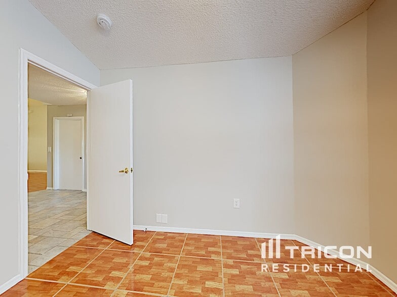 Building Photo - 3910 Creek Woods Dr