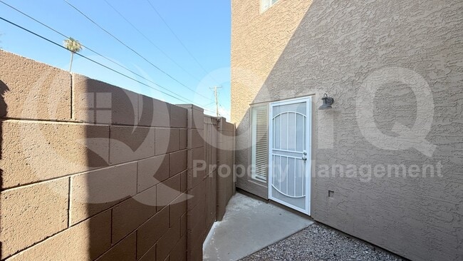 Building Photo - 1712 E Pepper Cir