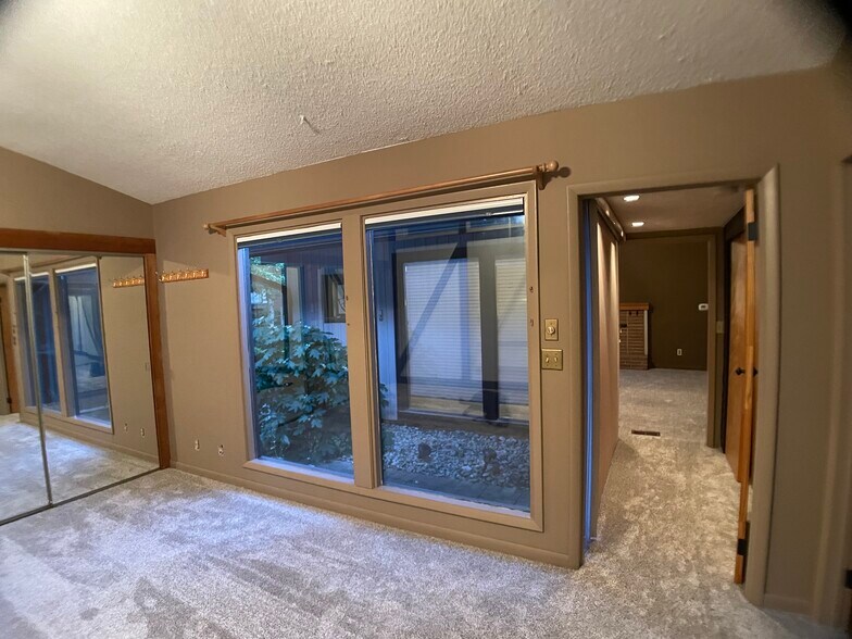 Master bedroom courtyard - 5344 Hagewa Dr