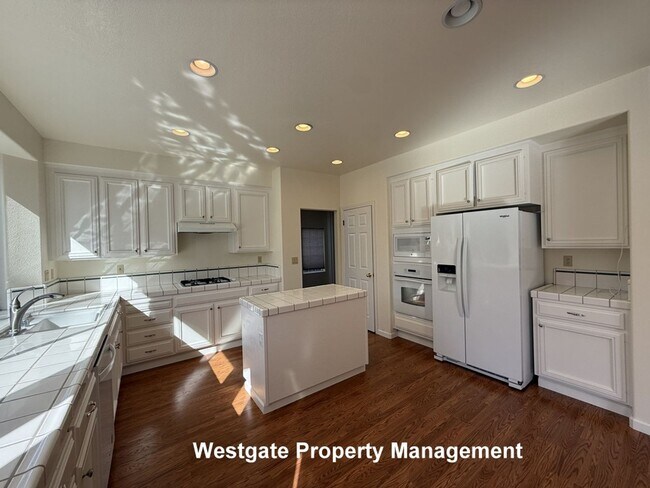 Building Photo - 545 Almanor St