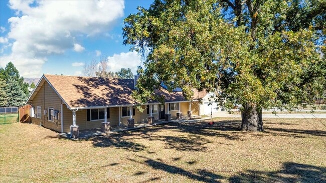 Building Photo - Stallion Springs Home!