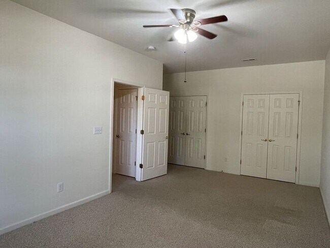 Building Photo - NW Brick Townhome, Granite Counter-Tops, W...
