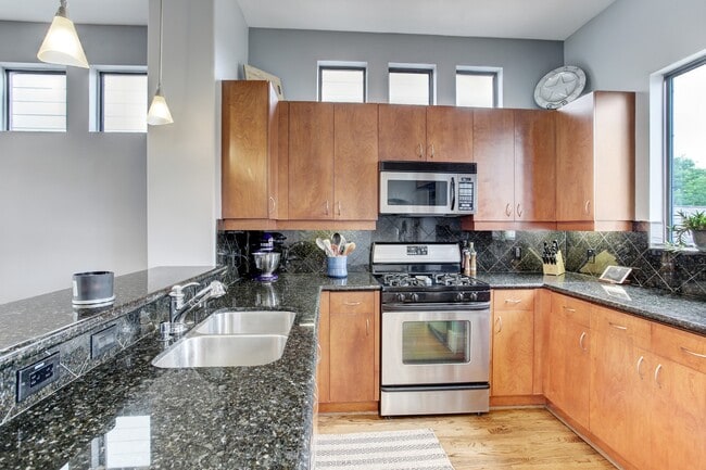 Building Photo - 408 Parker St