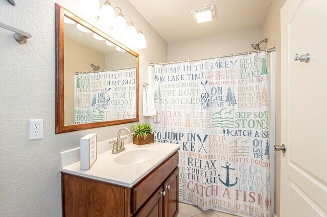 Building Photo - 451 Lakeland Dr