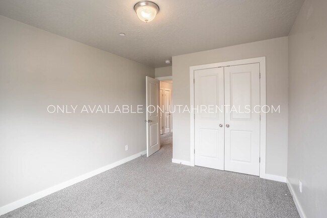 Building Photo - 1936 N Geneva Rd