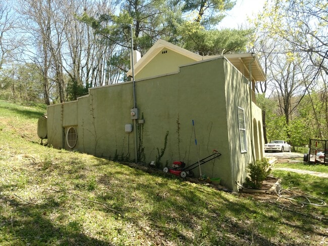 Building Photo - 450 Hill Terrace