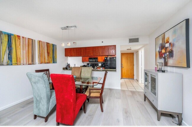 Building Photo - 1200 Brickell Bay Dr
