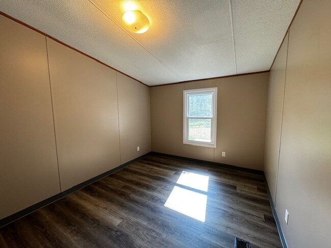 Building Photo - 3 Bedrooms 2 Bath Home, freshly painted, n...