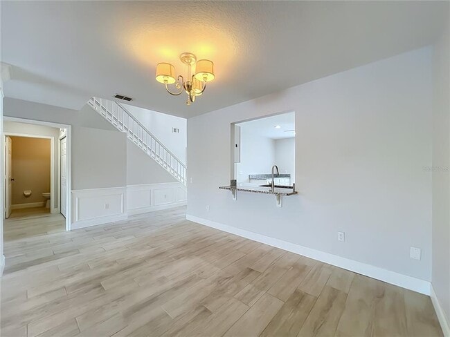 Building Photo - 900 W Charing Cross Cir