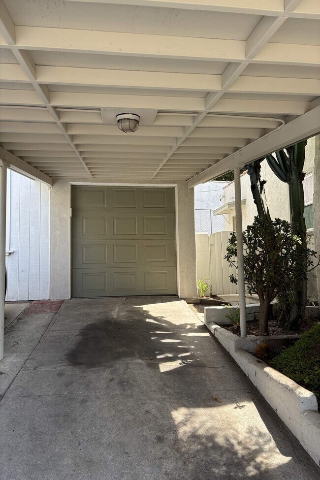 Building Photo - 4850 Floristan Ave