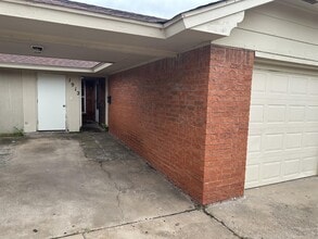 Building Photo - 1912 N Moulton Ct
