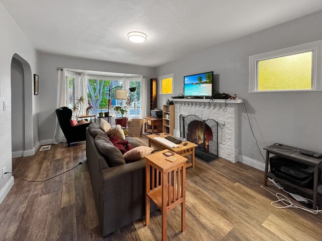 Building Photo - 3BR Craftsman-Style HOUSE for Rent | Priva...