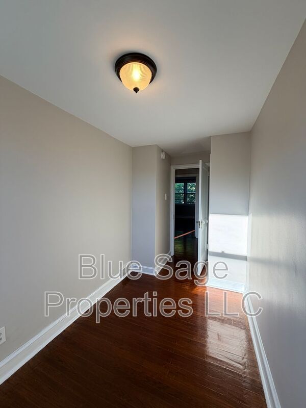 Building Photo - 902 Maple Ave