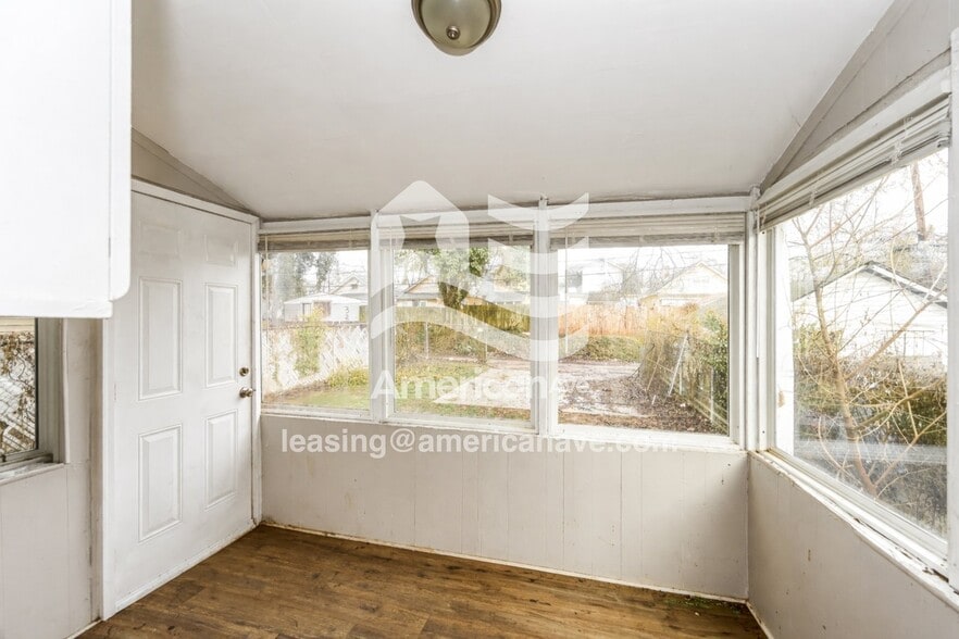 Building Photo - 321 S 43rd St