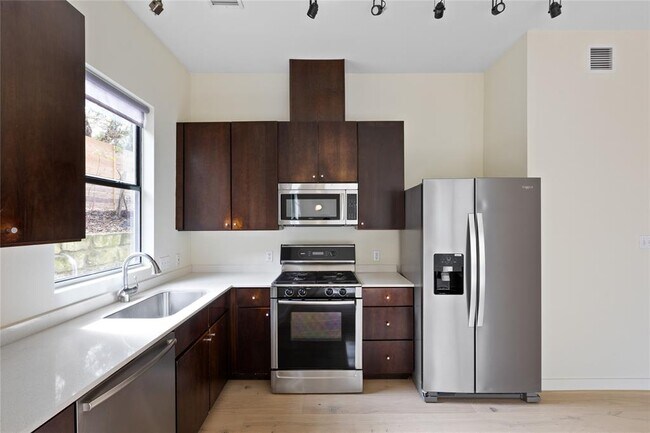 Building Photo - 707 Cardinal Ln