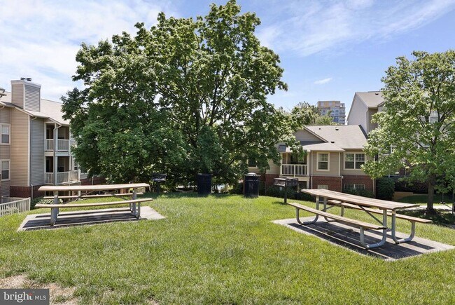 Building Photo - 1725 Ascot Way