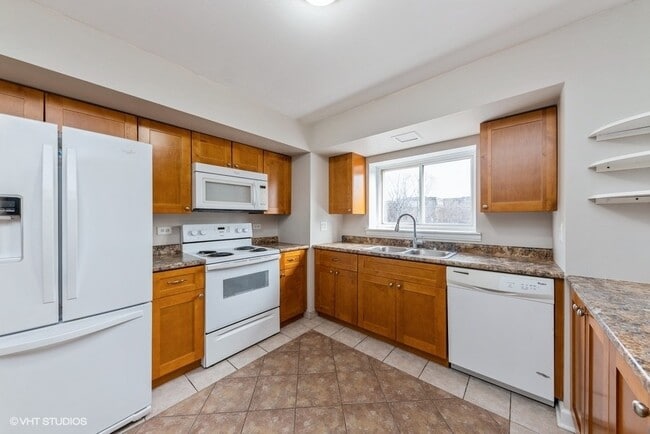 Building Photo - 829 S Dwyer Ave