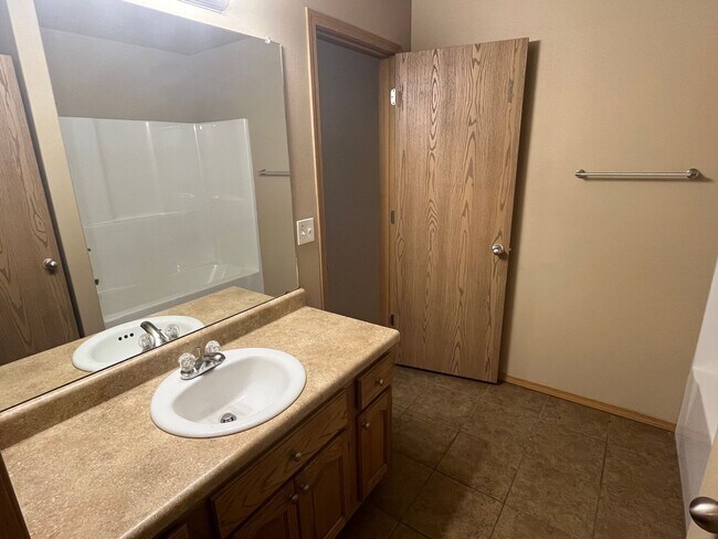 Building Photo - 1528 E 11th Cove