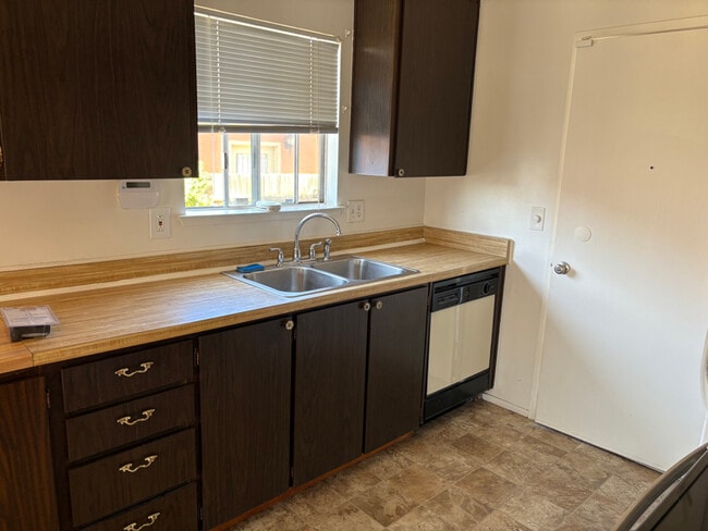 Building Photo - 746 Bronte Ave