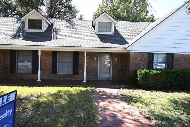 Building Photo - 1110 Rosemary Dr