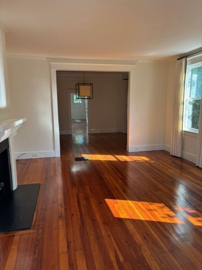 Building Photo - Craftsman style bungalow on the Hill. Reno...