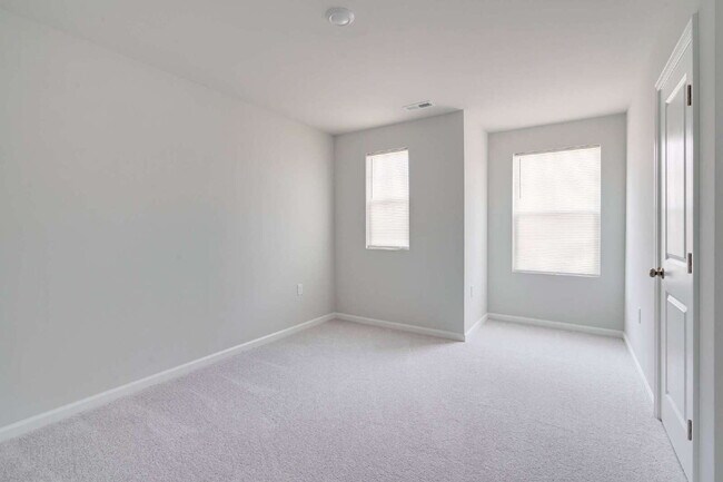 Building Photo - End-unit 3 bedroom townhome with Screened Porch!