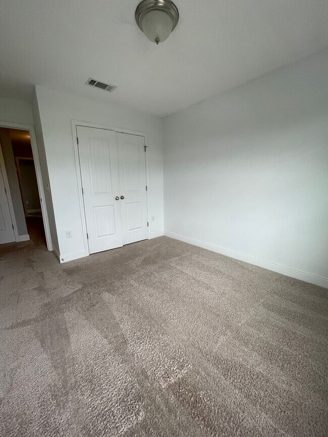 Building Photo - *** MOVE IN SPECIAL! Half OFF 1st Month's Rent!