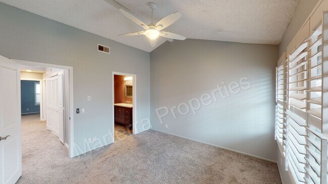 Building Photo - Beautiful 2 Bed/2.5 Bath Townhome