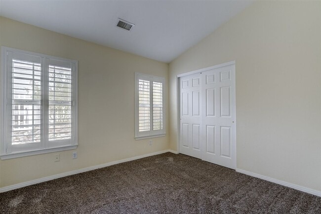 Building Photo - 2 bedroom, 2 bathroom home in Victorian Es...