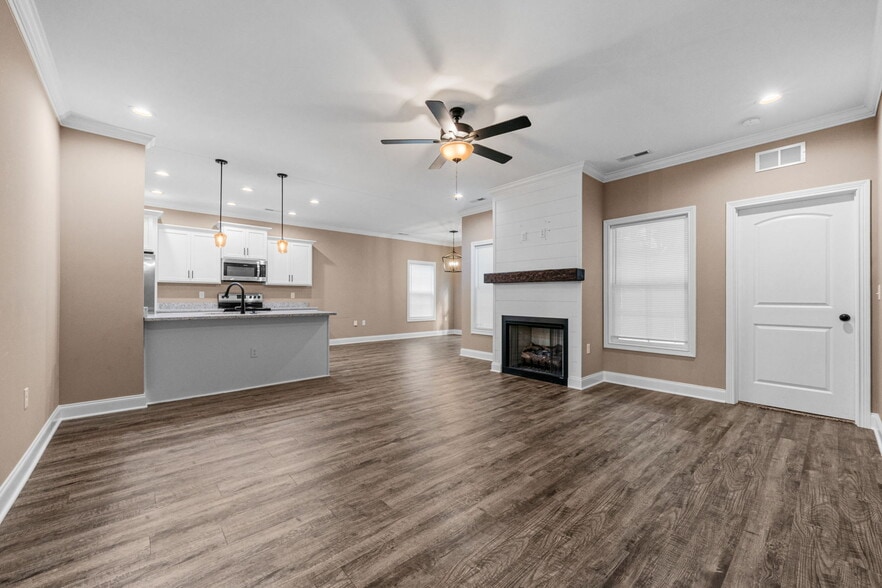 Building Photo - 1041 County House Ln