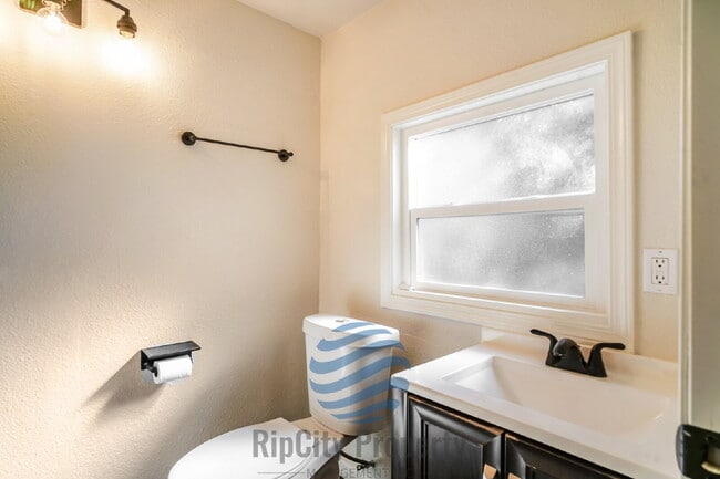 Building Photo - 1307 Elm St