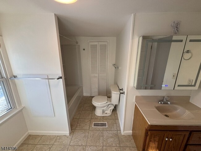 Building Photo - 86 Ringwood Ave