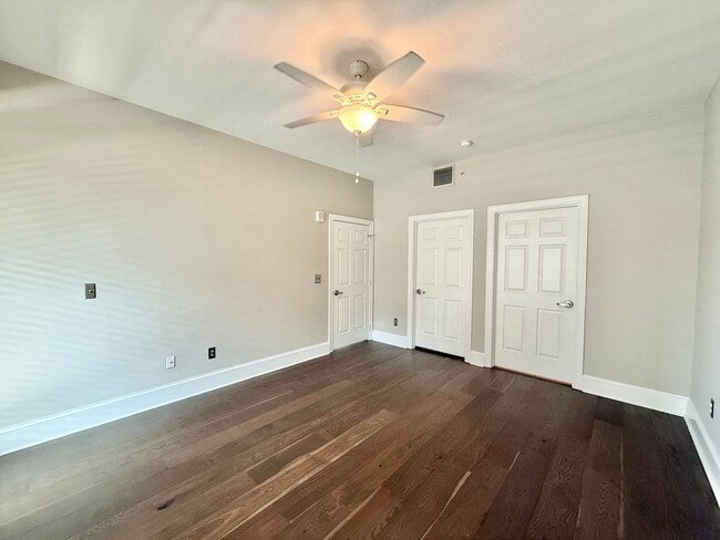 Building Photo - Stunning 1BD, 1.5BA Downtown Raleigh Condo...