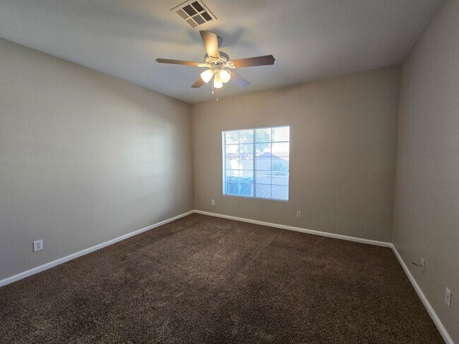 Building Photo - Beautiful 2 Bedroom Condo with Garage!