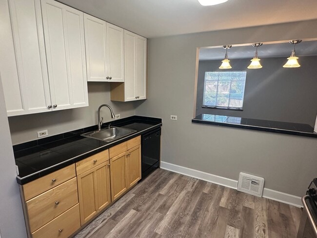 Building Photo - Fantastic 4 Bed 2 Bath 2 living rooms - Available 4/10/26