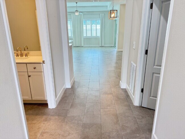 Building Photo - Elegant  2 bed, 2 bath Villa in BridgeWate...