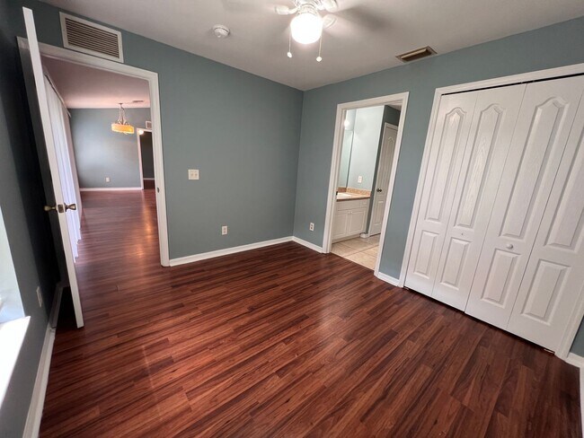 Building Photo - Charming 3-bedroom, 2-bath single-family home with a garage.