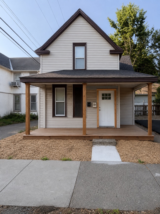 Building Photo - 914-18th 1/2 18 1/2 Ave NE