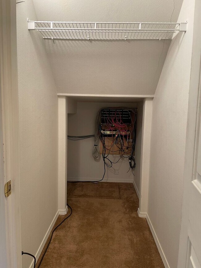 Building Photo - FANTASTIC 4 Bed 2.5 Bath Home in Salmon Cr...