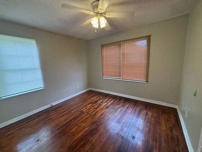 Building Photo - Lovely 4 Bedroom 2 Bath Home with Detached 2 Car Garage and Fully Fenced Huge Yard!!