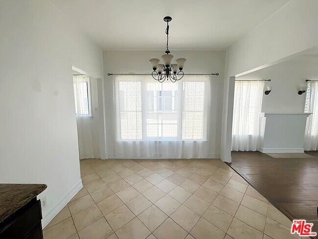 Building Photo - 1525 1/2 Orange Grove Ave