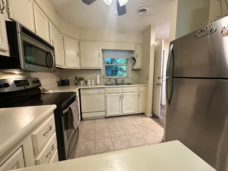 Building Photo - 104 Meadow Park Ln